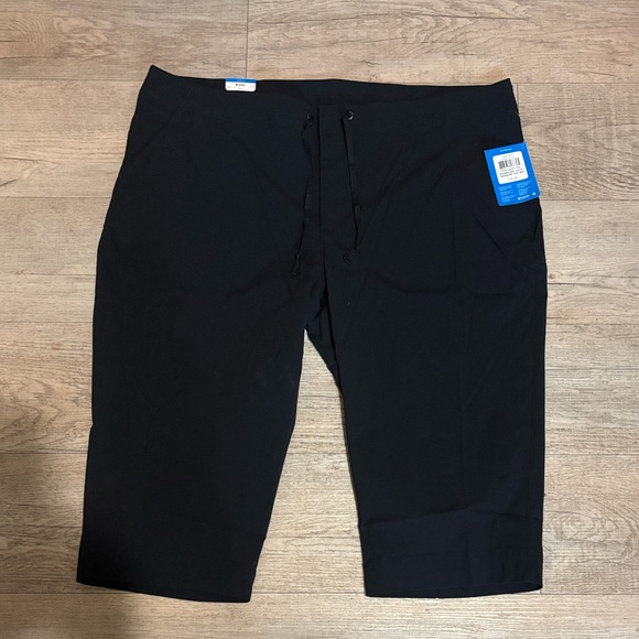 Columbia Women's Black Bermudas - Picture 2 of 7